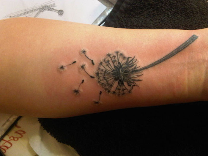 tattoo symbole, kleine tätowierung mit blumen-motiv am unterarm