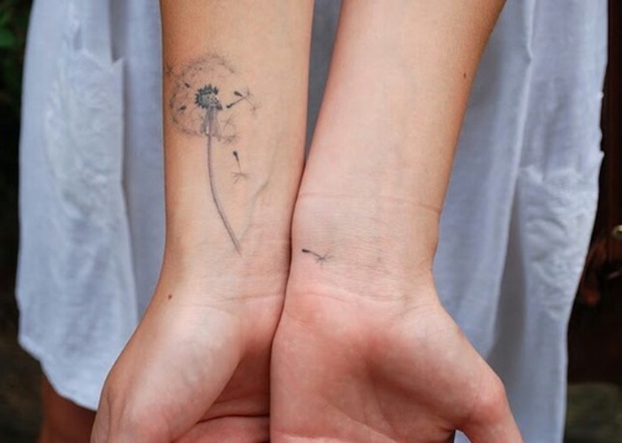 kleine tattoo motive, dame mit tätowierung am arm