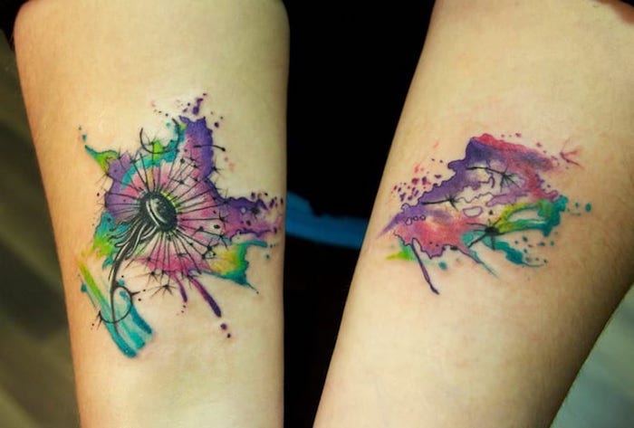 kleine tattoo motive für frauen, farbige tätowierungen mit blumen-motiv