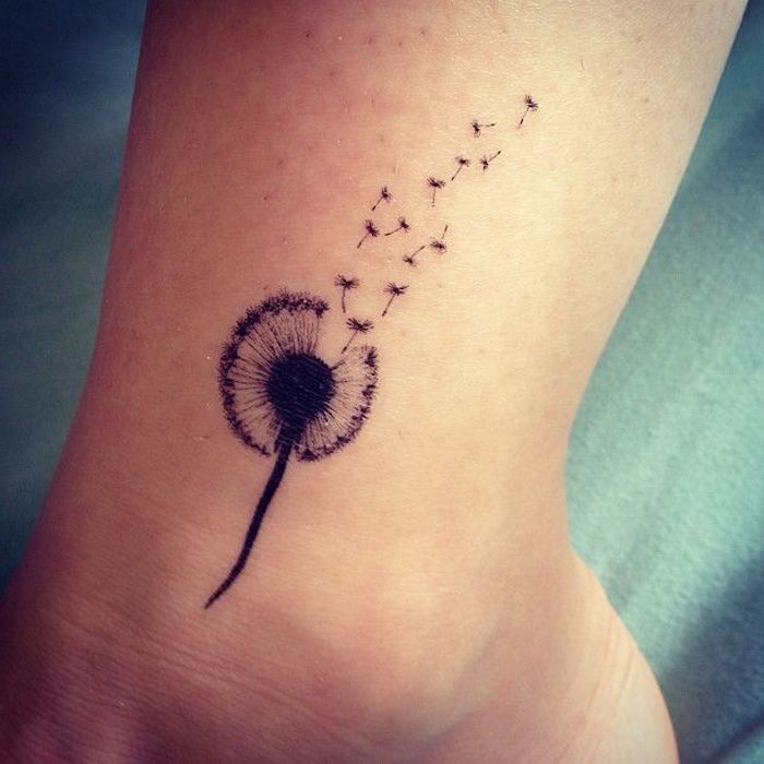 kleine tattoo motive, pusteblume mit fliegenden samen am bein