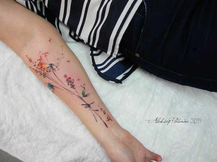 kleine tattoos frauen, frau mit farbiger tätowierung am unterarm