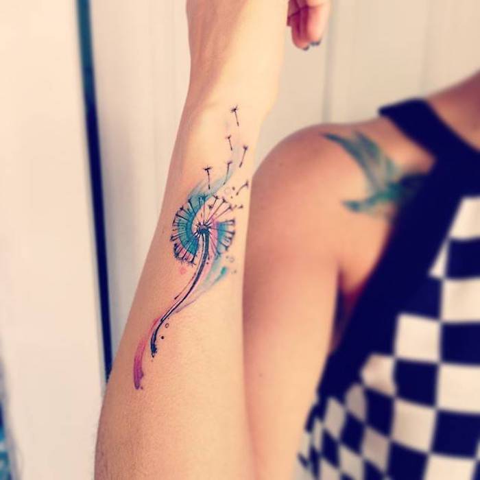kleine tattoo motive, farbige tätowierung mit pusteblumen-motiv