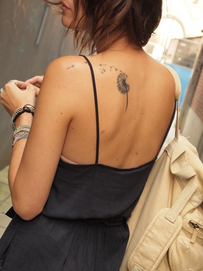 kleine tattoos frauen, dame mit schwarzem kleid und kurzen haren