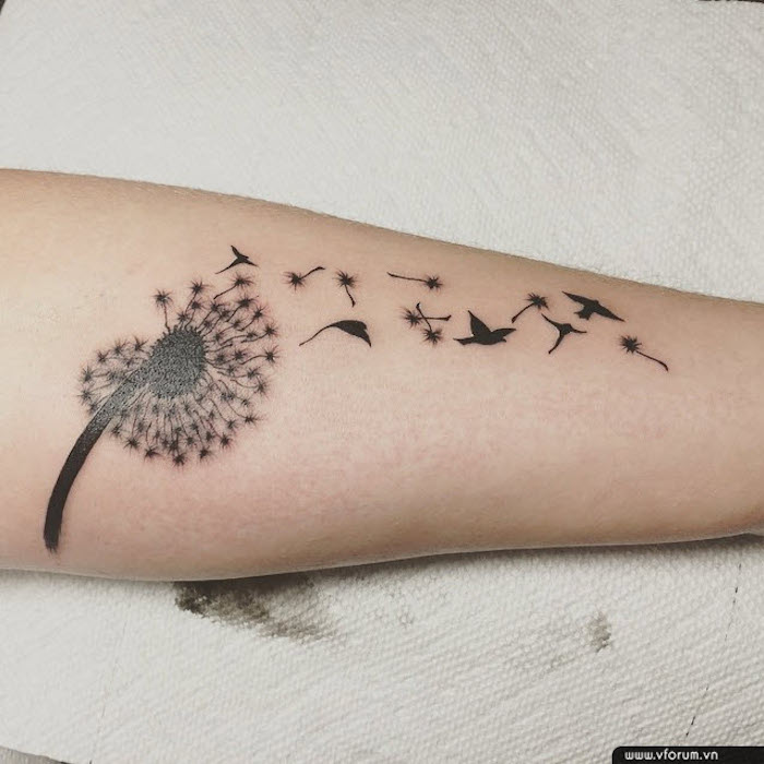 kleine tattoos frauen, pusteblume mit fliegenden vögeln