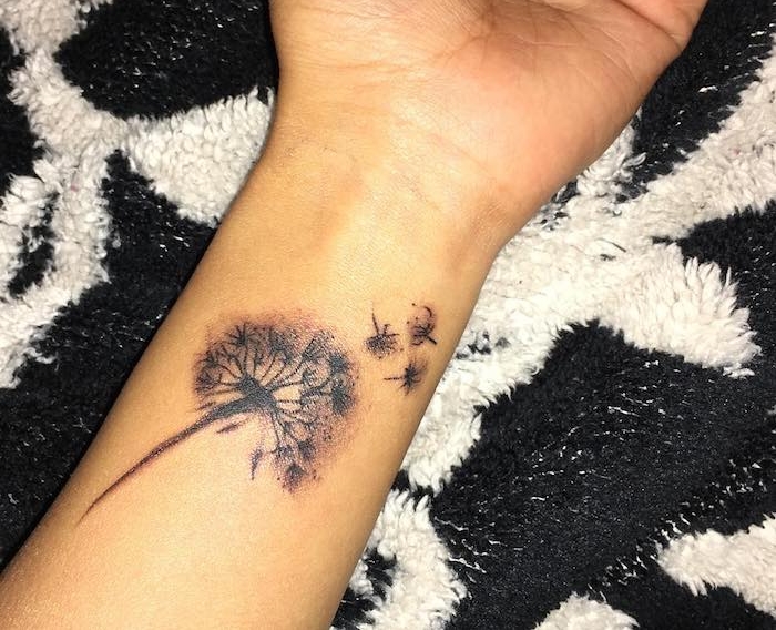kleine tattoo motive, tätowierung mit pusteblumen-motiv am arm