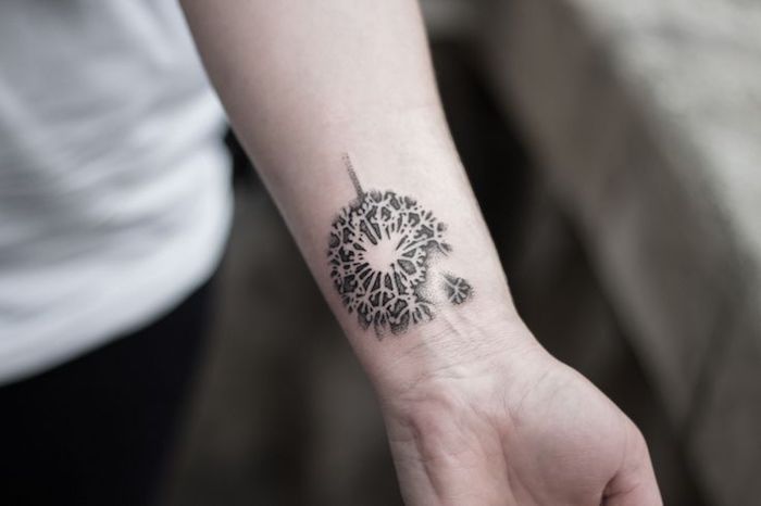 kleine tattoo motive, tätowierung mit pusteblumen-motiv am oberarm
