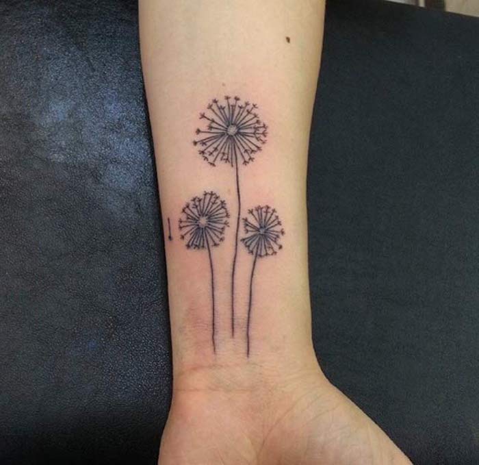 kleine tattoos frauen, pusteblumen in schwarz und grau am arm