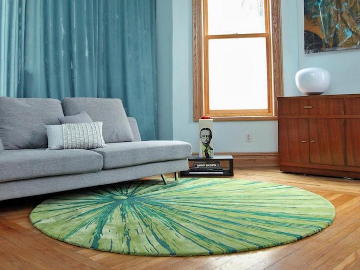 trend teppich modell idee grüner teppich im wohnzimmer blaue vorhänge graues sofa