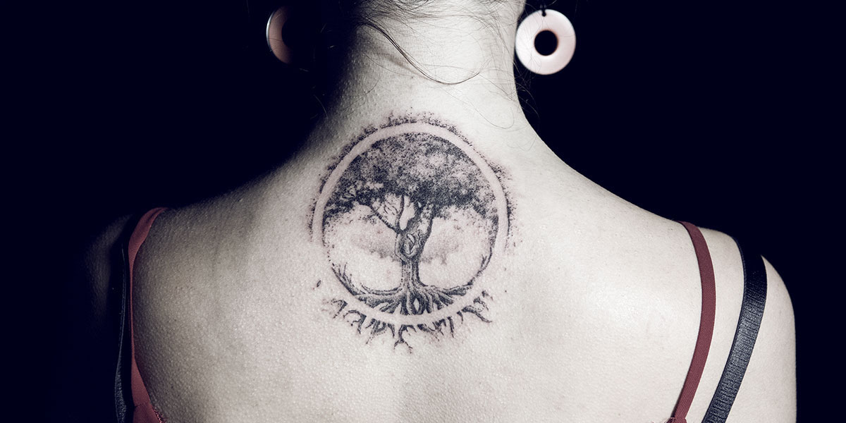 Lebensbaum Tattoo am Rücken in einem Kreis, sehr realistische Darstellung
