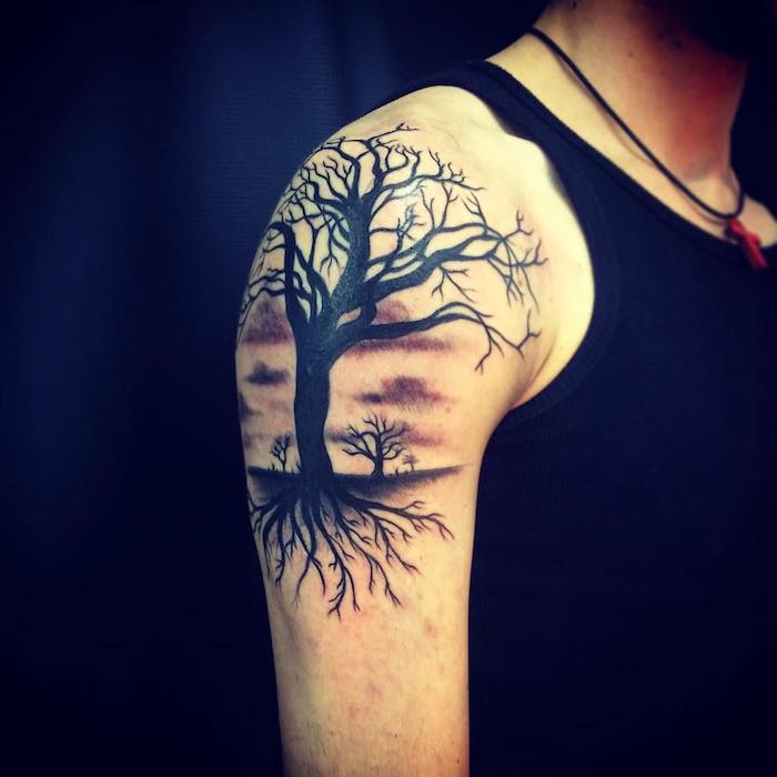 ein Tattoo Lebensbaum auf einer Wiese voller Bäume vor Sonnenuntergang