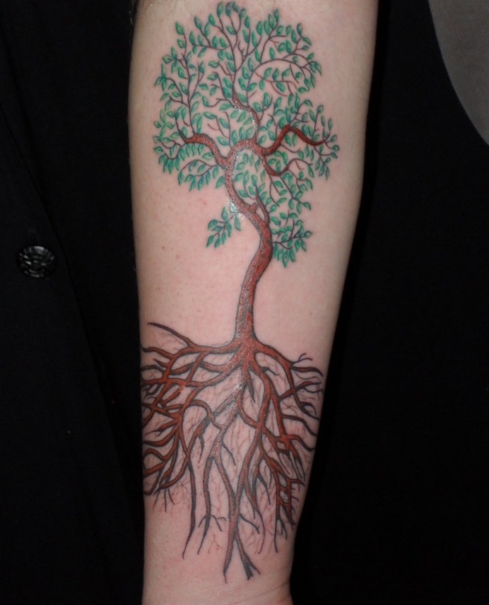 Baum des Lebens Tattoo am Unterarm ein Baum im Frühling mit langem Wurzel