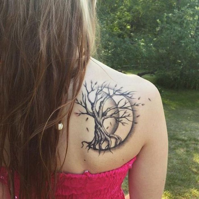 ein Tattoo Lebensbaum mit dem Mond im Hintergrund am Rücken, über rosa Bluse