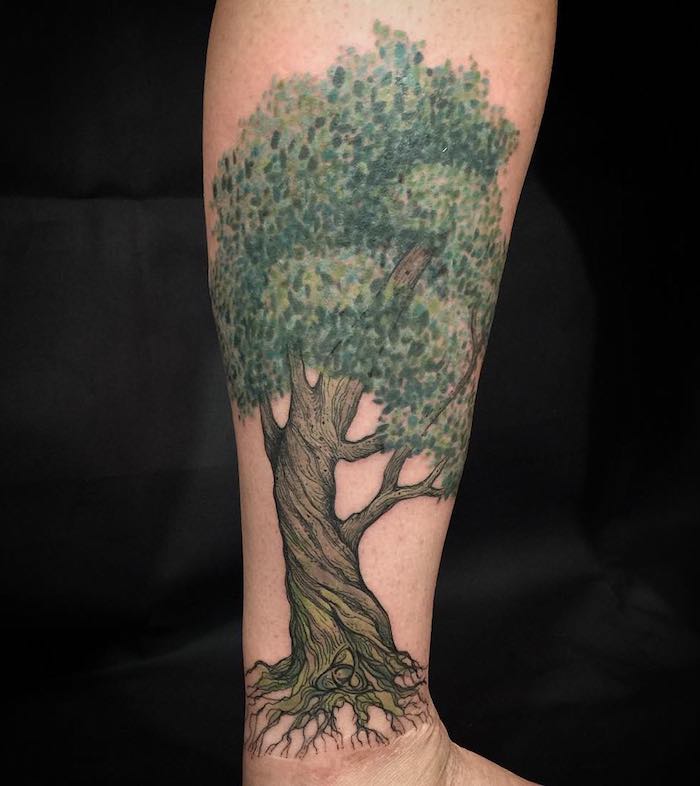 Baum des Lebens Tattoo ein Baum mit einer reichen Krone und kleinem Wurzen