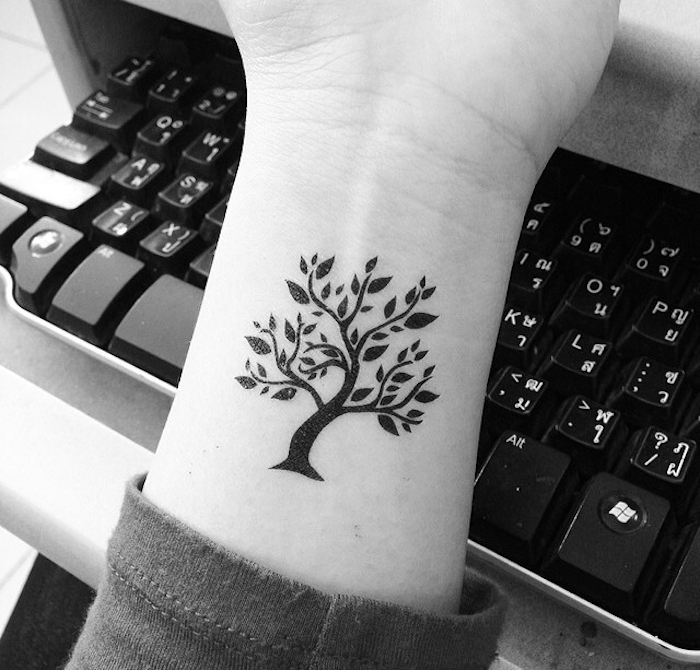 ein kleiner niedlicher Baum des Lebens Tattoo ganz stilecht am Handgelenk