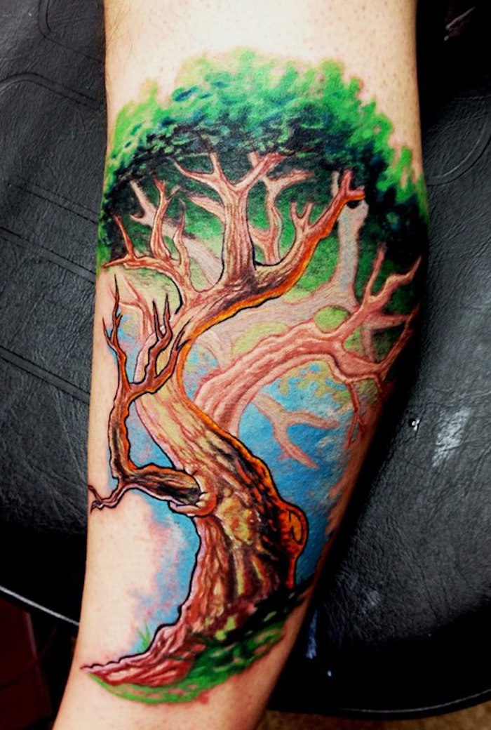 ein buntes Tattoo von Baum des Lebens auf blauen Hintergrund