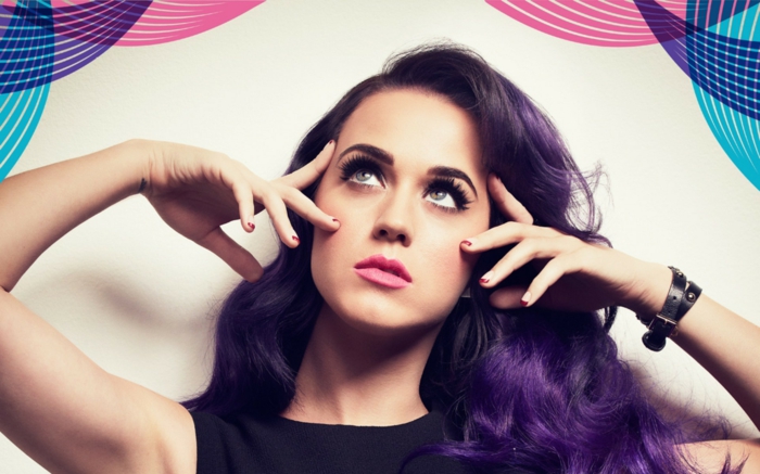 Katy Perry- attraktiv und strahlen wie immer, dunkellila Haare, rosafarbene Lippen, schwarze Mascara