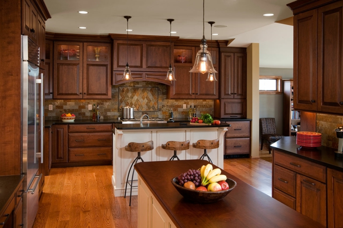 Küche mit Massivholzmöbeln einrichten, Eleganz und Gemütlichkeit zuhause, natürliche Materialien