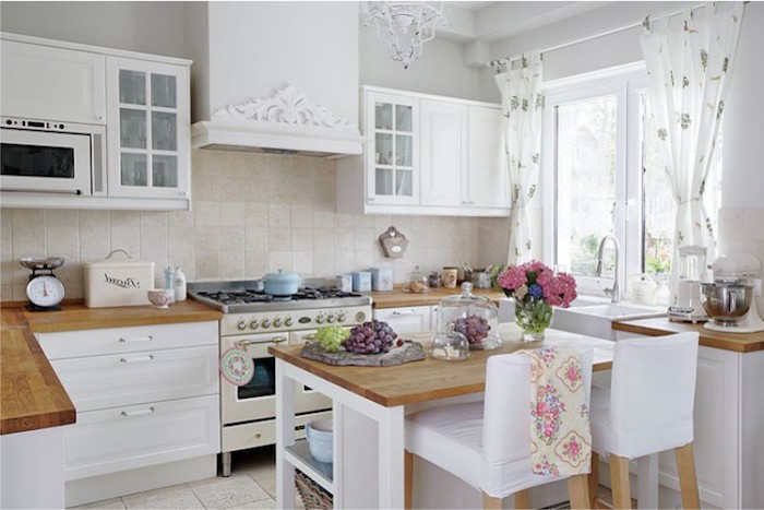 vintage küche design ideen dezent und fein frauenküche weiß und rosa farben blumen