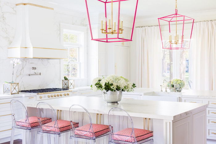 vintage küche küchendesign ideen weiße küche mit rosa akzente unde dekorationen lampe