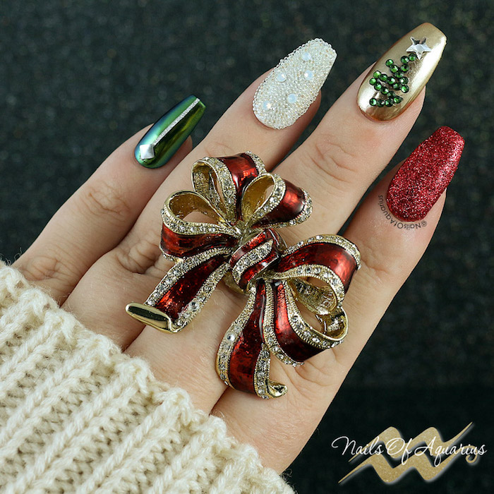 weihnachtliche nägel großer ring weihnachtlich rot golden festliche maniküre idee