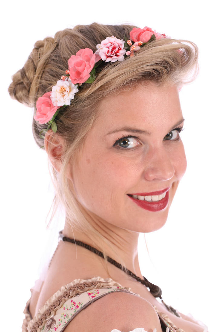 Frisuren mit Haarband voller Blumen in rosa und weiße Farben Mädchen mit Dirndl