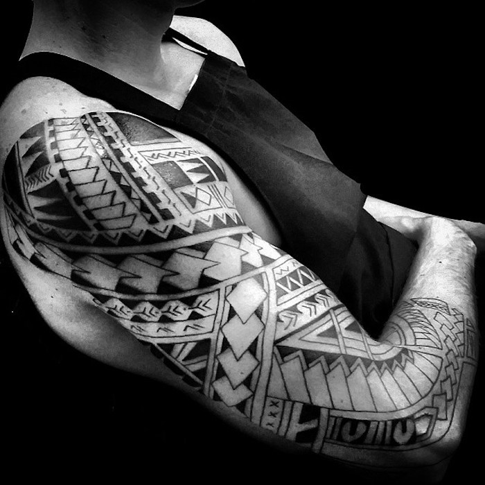 tattoo arten, mann mit tätowierung mit geometrischen figuren