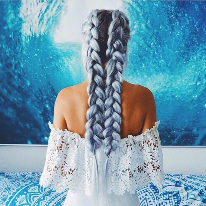 eine schöne Meerjungfrau, blaue, lange Haare, zwei Zöpfe, olivfarbene Haut, weiße Spitzenbluse