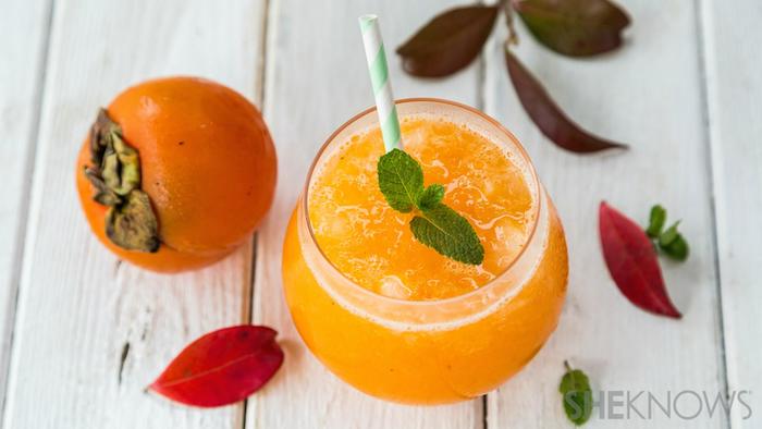 cocktail mit sharonfrucht, sodawasser und pfefferminze, gesunde getränke