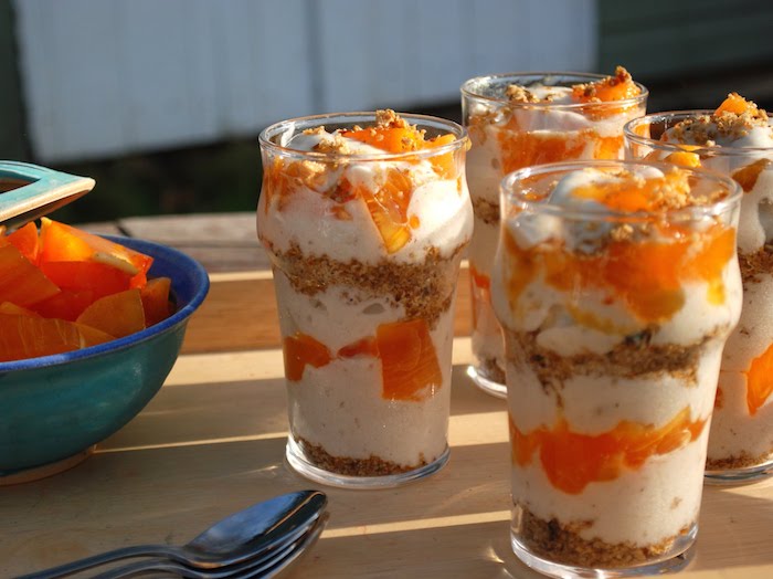 nachtisch im glas selber machen, desserts mit sharonfrucht, keksen und sahne