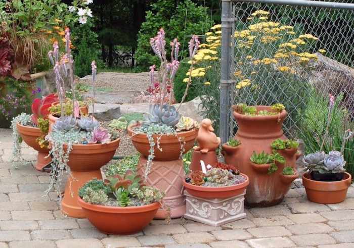 gartengestaltung kleine gärten, keramische blumentöpfe mit gartenpflanzen