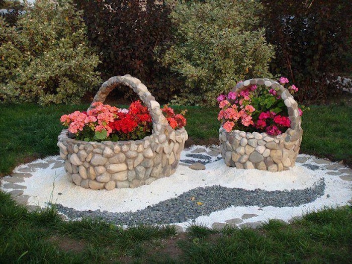 gartengestaltung kleine gärten, körbe aus natursteinen dekoriert mit blumen