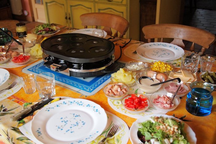 raclette rezepte zum genießen familienfeste vorbereitung teller weiß blau gemüse eier 
