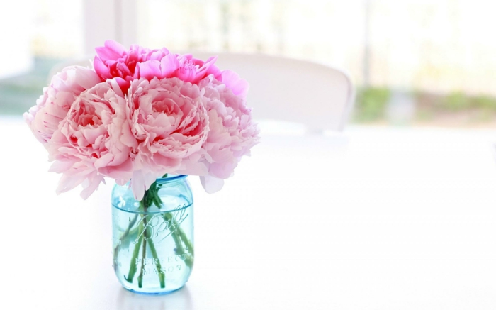Pfingstrosen im Einmachglas, rosafarbene Blüten, die ideale Blume für Hochzeitssträusse