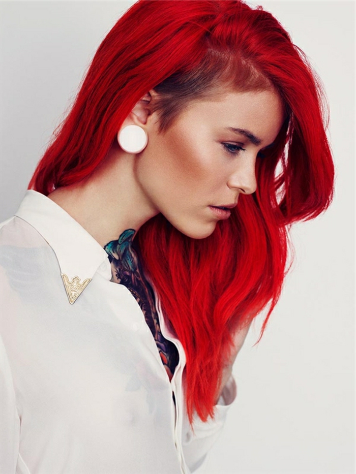intensiv rote Haare, weißes Hemd und weiße Ohrringe, farbiges Tattoo, schöne Frau
