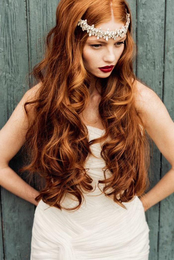rothaarige Schönheit, lange Haare, wunderschöne Locken, helle Haut, rote Lippen, elegantes Kleid