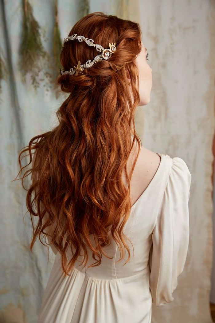 natorrote Haare, Kupferrot, wunderschöne Locken, silberner Haarschmuck, weißes Kleid