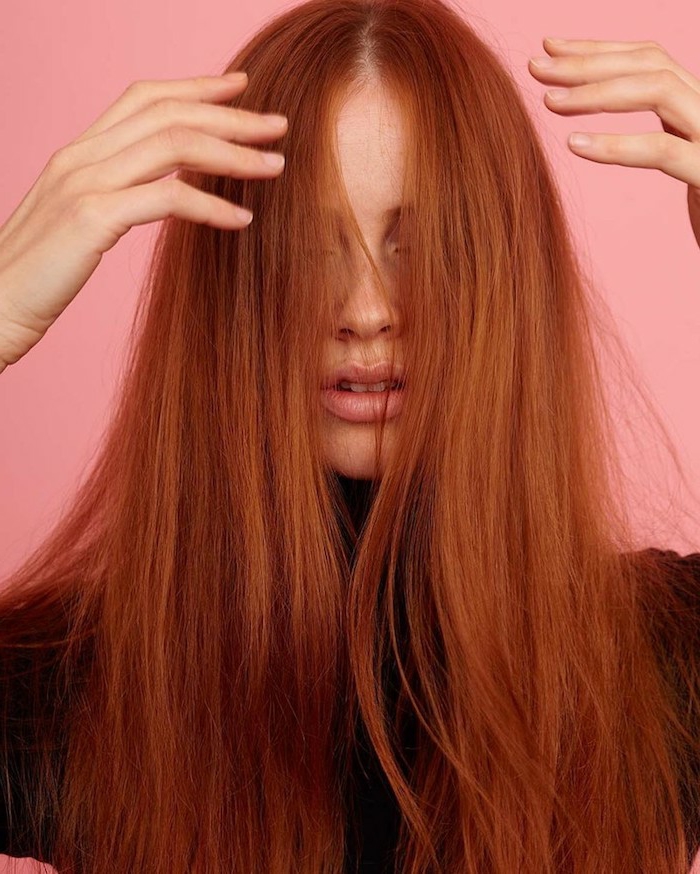 kupferrote Haare, lang und glatt, helle Haut, rosa Lippen, den perfekten Rotton auswählen und Haare färben