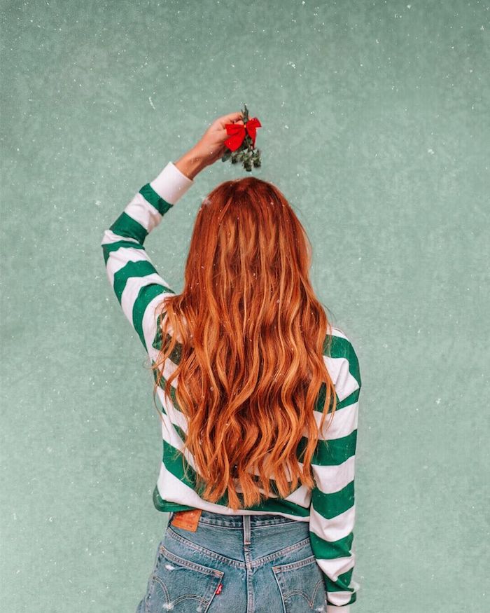Haarfarbe Kupfer, lange gewellte Haare, gestreifte Bluse in Grün und Weiß, Jeans mit hoher Taille