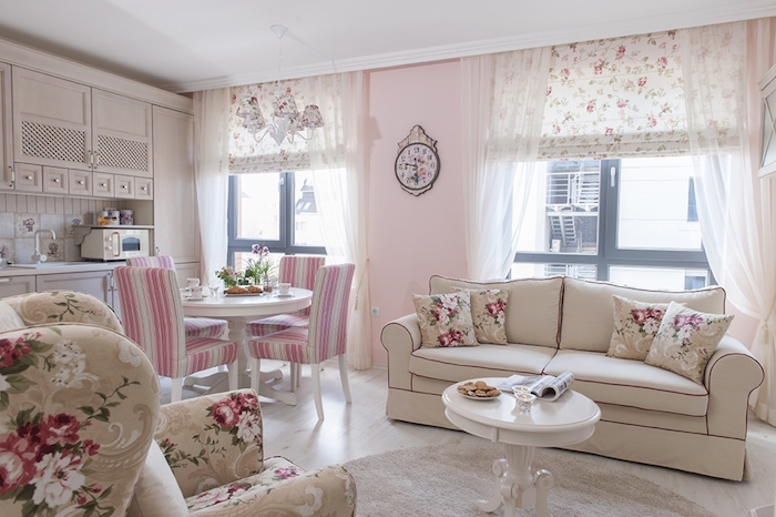 shabby möbel rosa wände wanduhr sessel und couch tisch stühle mikrowelle 
