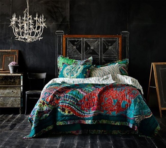 ein Bett mit Rahmen die mit Kreide dekoriert wird - tolle Wandfarben Ideen