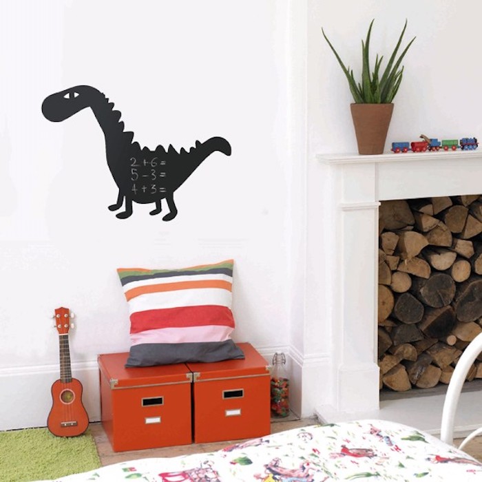 ein Dinosaurier mit Matheaufgaben für Kleinkind auf Tafellack im Kinderzimmer 