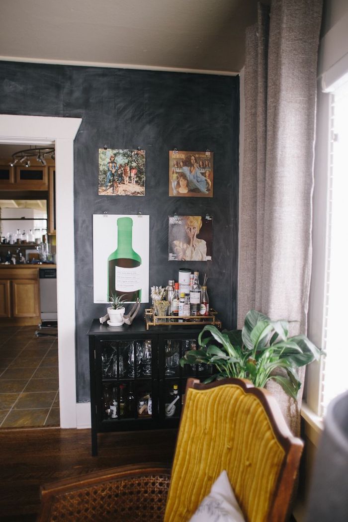 Magnetfarbe von Wand im Wohnzimmer mit viele verschiedene Bilder geschmückt
