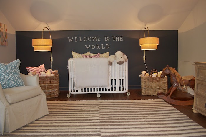 ein Kinderzimmer mit Tafellack an der Wand über das Bett von dem Baby