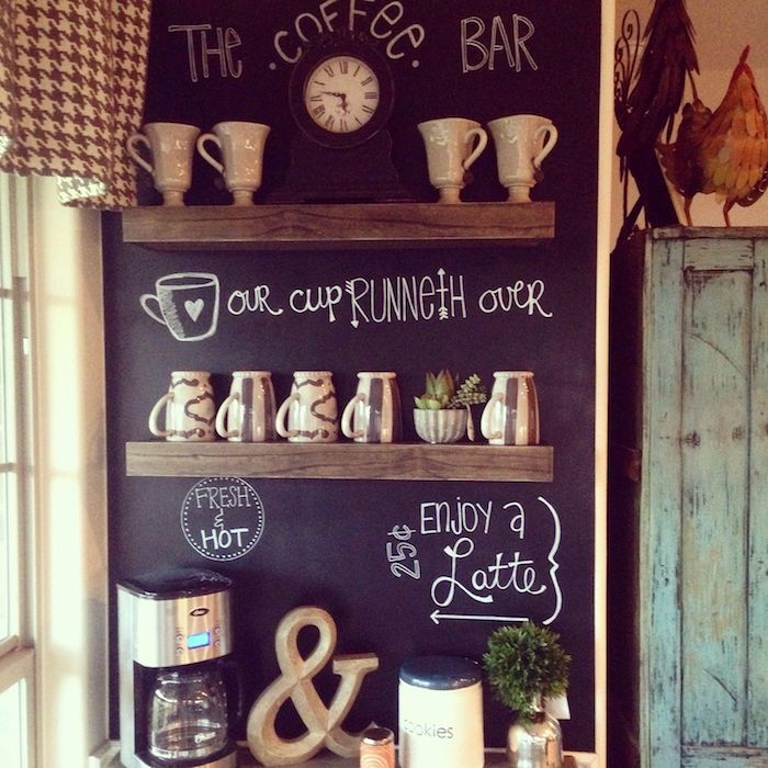 eine Ecke für Kaffee mit Kaffeemaschine und Tassen, mit Tafelfolie dekoriert