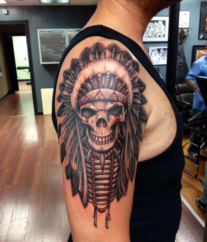 tattoo motive männer, schäsel mit indianer kopfschmuck arm oberarm