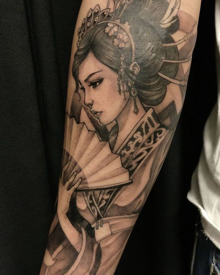 japanische tattoos, tätowierung in schwarz und grau, geisha tattoo