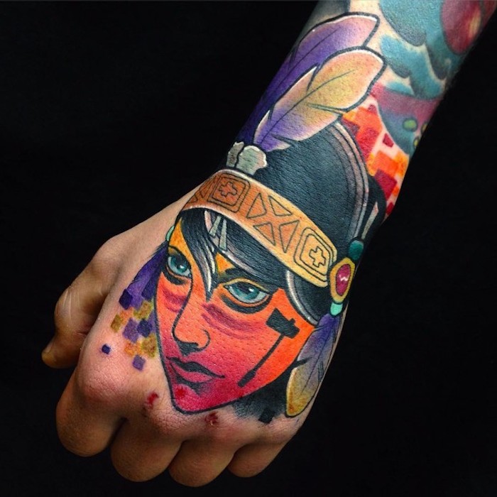 neo traditional tattoo am arm, frau mit indianischem kopfschmuck mit federn