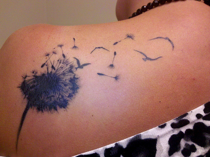 kleine tattoo motive, tattoos für frauen, schwarz-graue pusteblume