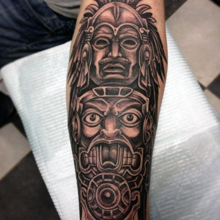 underarm tattoo mit indianischen motiven, indianische totems