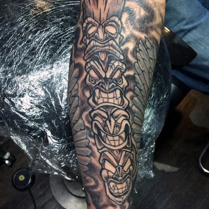 unterarm tattoo in schwarz und grau, tätowierung mit indianischen totems